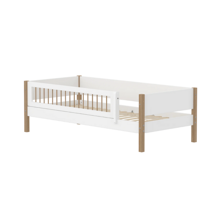 Flexa Kinderbett mit Sicherheitsgitter aus der Nor White oak Kollektion