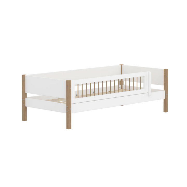 Flexa Kinderbett mit Sicherheitsgitter aus der Nor White oak Kollektion